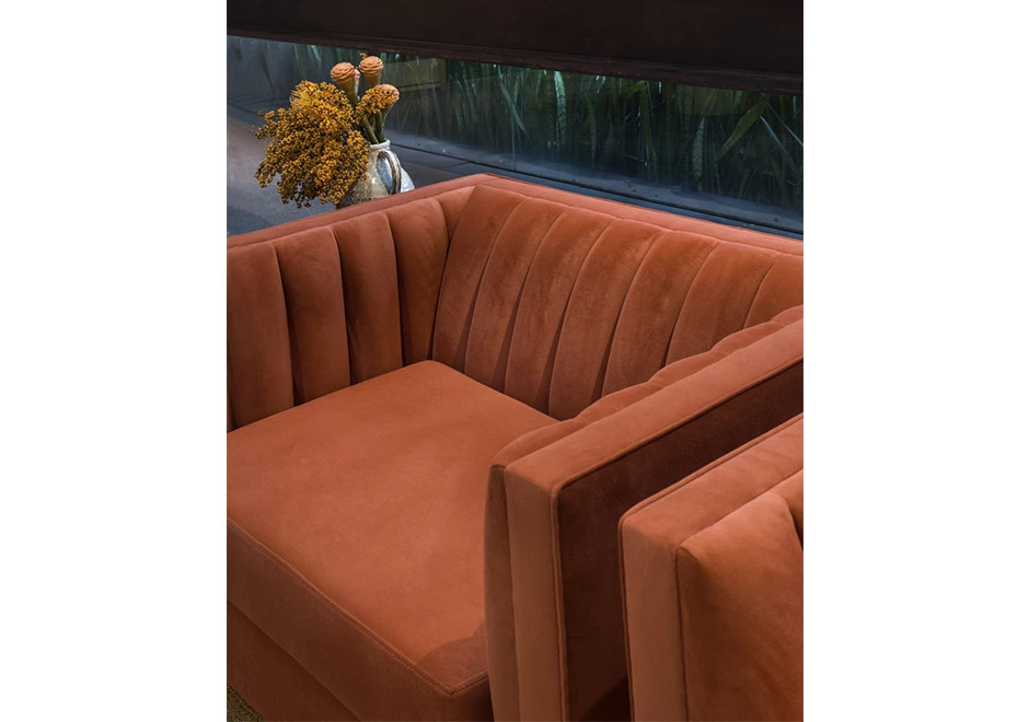 Poltrona design ONDAS com estrutura de madeira, pés em metal, estofado em tecido alaranjado - foto 4