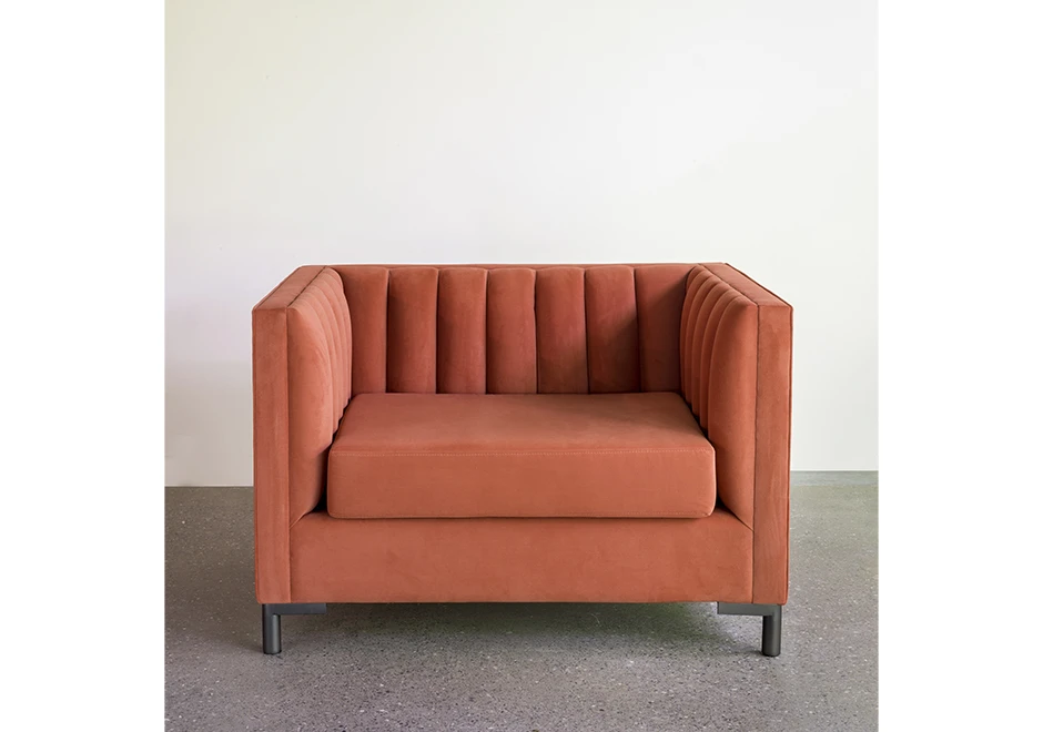 Poltrona design ONDAS com estrutura de madeira, pés em metal, estofado em tecido alaranjado - foto 2