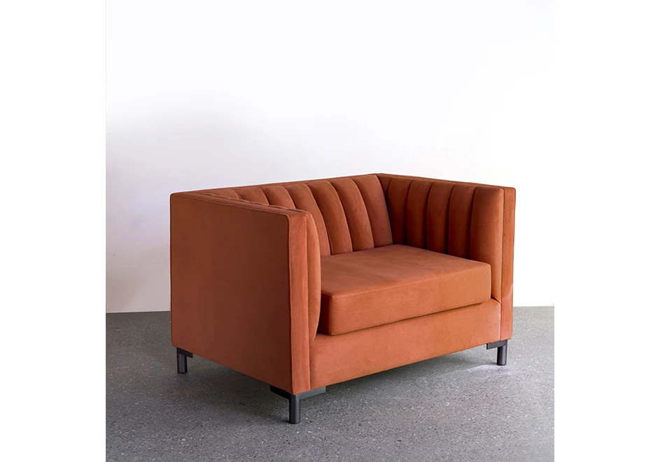 Poltrona design ONDAS com estrutura de madeira, pés em metal, estofado em tecido alaranjado - foto 3