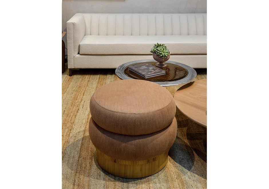 Banco de madeira Freijó, estofado em tecido bege, visto de cima, em uma sala moderna.