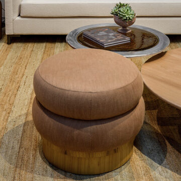 Banco de madeira Freijó, estofado em tecido bege, visto de cima, em uma sala moderna.