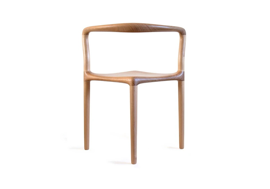 Cadeira tripé de madeira Tauari natural, visto de frente, em um fundo branco.