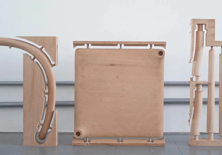 Detalhes do formato de cadeira tripé de madeira Tauari natural.