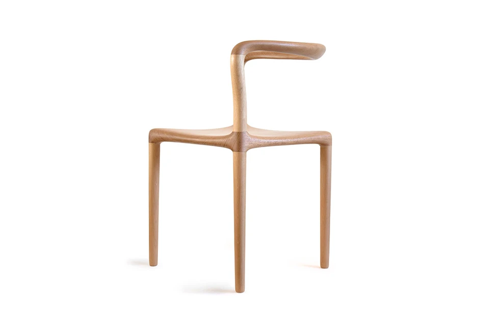 Cadeira tripé de madeira Tauari natural, visto de costas, em um fundo branco.