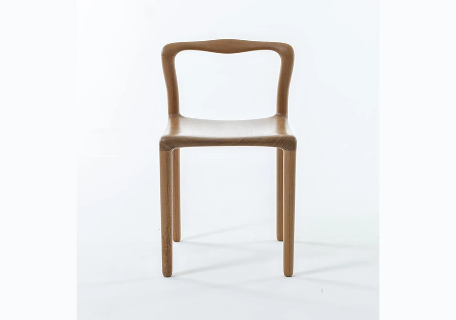Cadeira assinada de madeira Tauari natural, vista de frente, em um fundo branco.