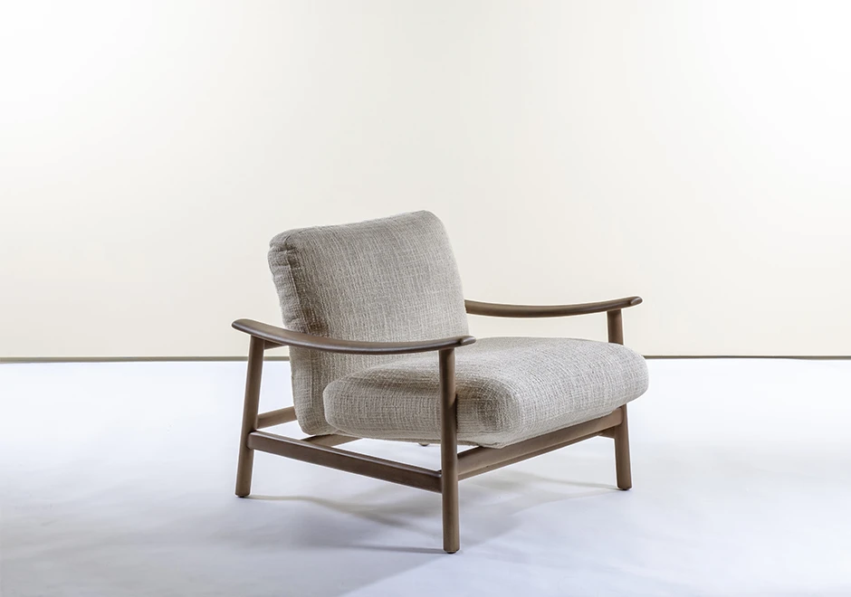 Poltrona Baleia com estrutura de madeira Tauari com acabamentos nos tons ébano e avelã e estofado de tom neutro - foto 2