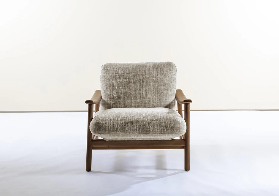 Poltrona Baleia com estrutura de madeira Tauari com acabamentos nos tons ébano e avelã e estofado de tom neutro - foto 3