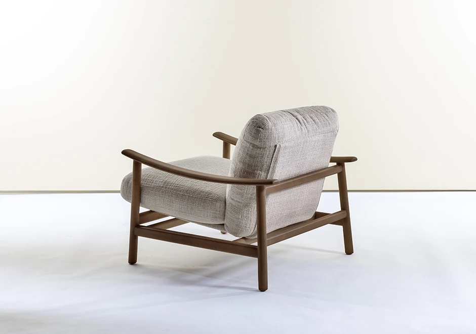 Poltrona Baleia com estrutura de madeira Tauari com acabamentos nos tons ébano e avelã e estofado de tom neutro - foto 4