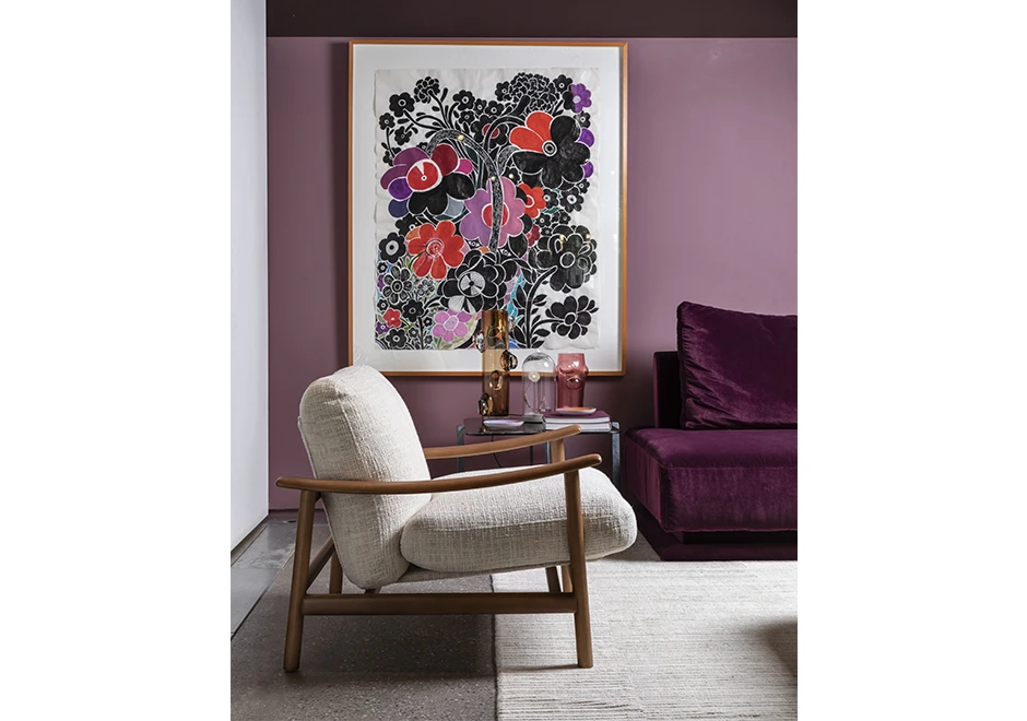 Poltrona Baleia com estrutura de madeira Tauari com acabamentos nos tons ébano e avelã e estofado de tom neutro - foto 1