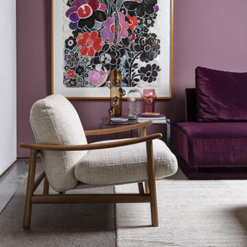 Poltrona Baleia com estrutura de madeira Tauari com acabamentos nos tons ébano e avelã e estofado de tom neutro - foto 1