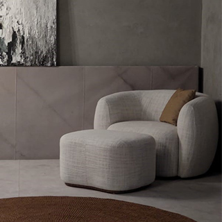 Poltrona curvada MULUNGU com base de madeira e estofada em tecido - foto 6