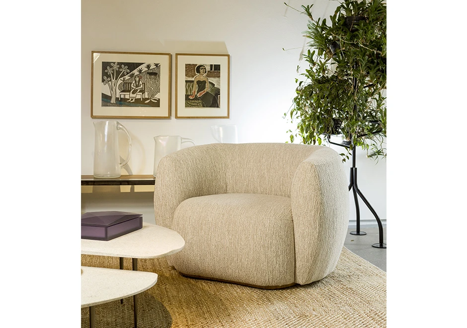 Poltrona curvada MULUNGU com base de madeira e estofada em tecido - foto 2