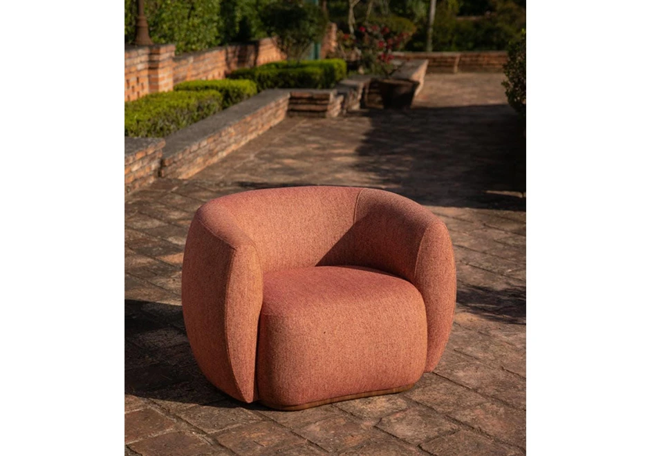 Poltrona curvada MULUNGU com base de madeira e estofada em tecido - foto 3