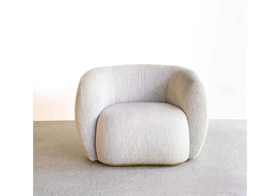 Poltrona curvada MULUNGU com base de madeira e estofada em tecido - foto 4