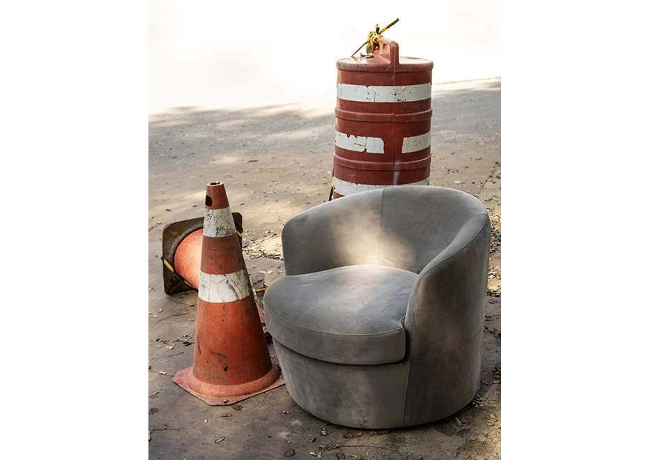 Poltrona giratória ÁQUILA com estrutura de madeira, base giratória e estofado em tecido - foto 5