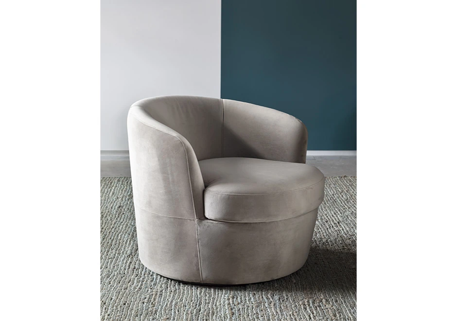 Poltrona giratória ÁQUILA com estrutura de madeira, base giratória e estofado em tecido - foto 1