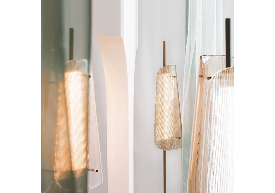 Luminária de chão Bent com base e estrutura em aço pintado, cúpula de vidro fundido transparente ou fumê - foto 2