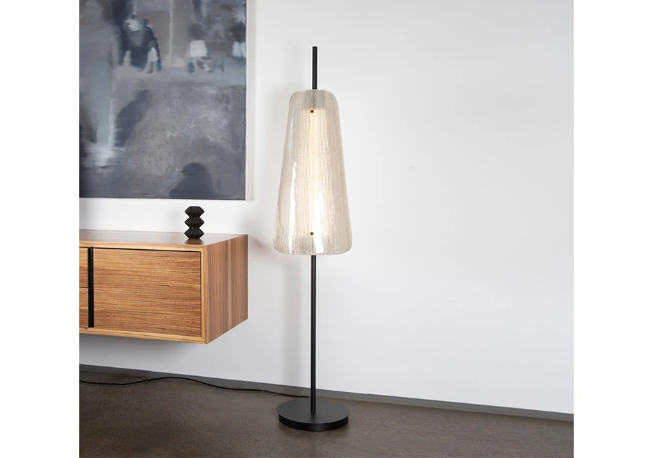 Luminária de chão Bent com base e estrutura em aço pintado, cúpula de vidro fundido transparente ou fumê - foto 4