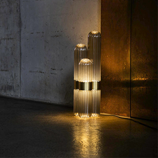 Luminária de chão Cactus com tubos de vidro esculpidos transparente ou fumê, unidos por uma faixa de alumínio - foto 7