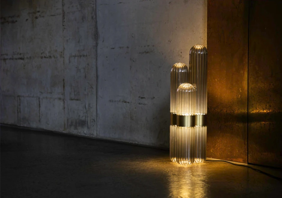 Luminária de chão Cactus com tubos de vidro esculpidos transparente ou fumê, unidos por uma faixa de alumínio - foto 3