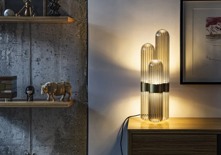 Luminária de chão Cactus com tubos de vidro esculpidos transparente ou fumê, unidos por uma faixa de alumínio - foto 5