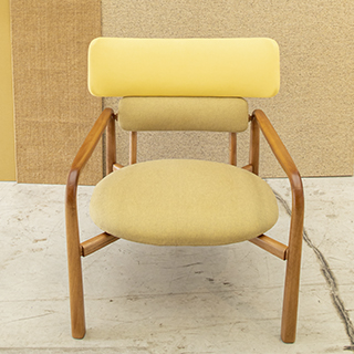 Poltrona design MINA com estrutura de madeira Tauari com várias opções de acabamentos, assento e encosto em tecido ou couro- ambientada