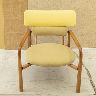 Poltrona design MINA com estrutura de madeira Tauari com várias opções de acabamentos, assento e encosto em tecido ou couro- ambientada