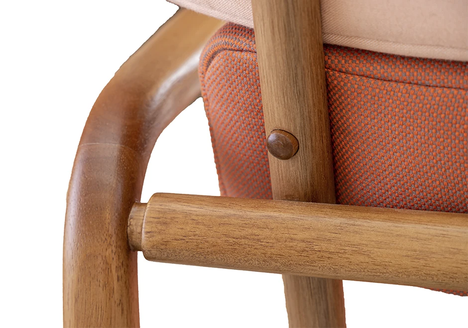 Poltrona design MINA com estrutura de madeira Tauari com várias opções de acabamentos, assento e encosto em tecido ou couro- foto 4