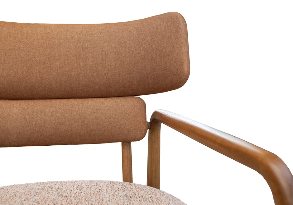 Poltrona design MINA com estrutura de madeira Tauari com várias opções de acabamentos, assento e encosto em tecido ou couro- foto 5