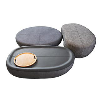 Pufes com estrutura de madeira, 3 opções de formato e acabamentos diferenciados em tecido e/ou couro cinza, vistos de cima em um fundo branco.