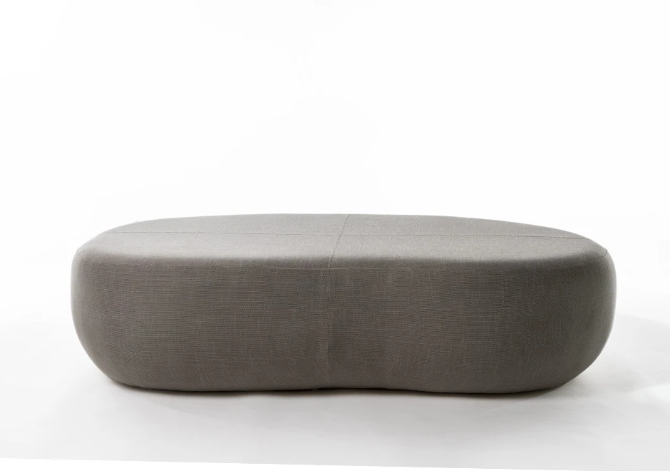 Pufe com estrutura de madeira, e acabamentos diferenciados em tecido cinza, visto de frente em um fundo branco