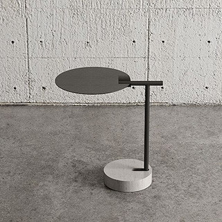 Mesa de apoio Tambor com base de concreto, barra central de metal com microtextura preta e tampo em madeira