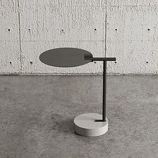 Mesa de apoio Tambor com base de concreto, barra central de metal com microtextura preta e tampo em madeira