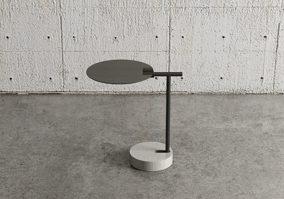 Mesa de apoio Tambor com base de concreto, barra central de metal com microtextura preta e tampo em madeira - foto 2