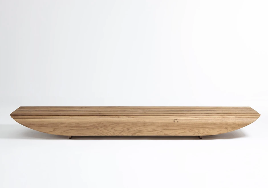 Mesa de centro Yotto, do designer Ronald Sasson, em madeira Freijó maciça.- foto1
