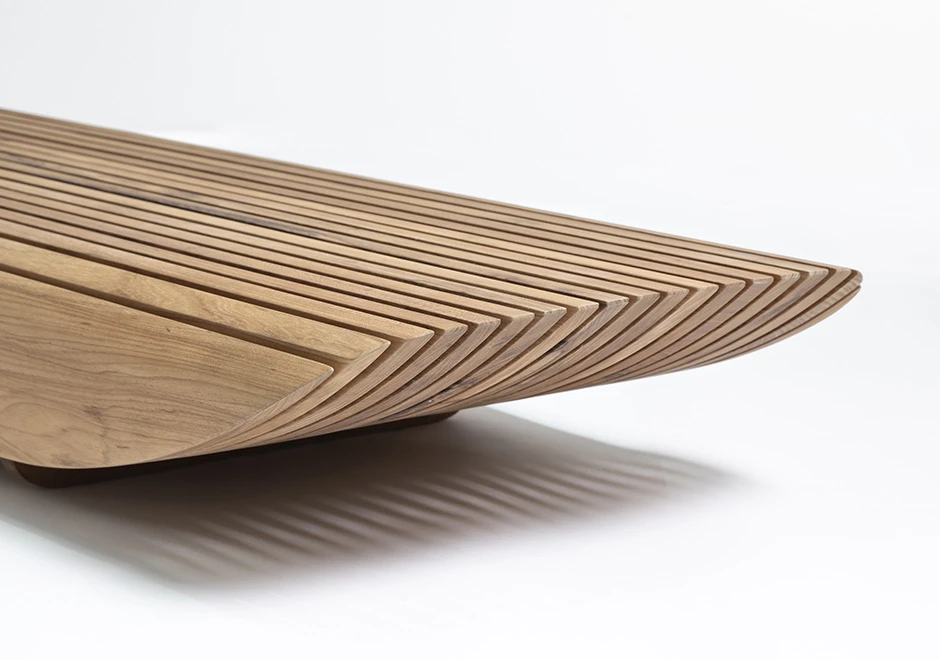 Mesa de centro Yotto, do designer Ronald Sasson, em madeira Freijó maciça.- foto3