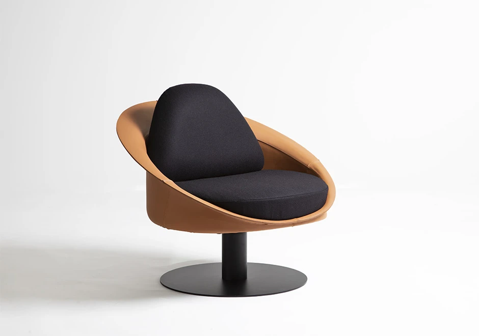 Poltrona giratória MIRAI com eestrutura em fibra de vidro revestida com couro remasterizado, base em metal pintado, almofada de encosto e assento em couro ou tecido - foto 2