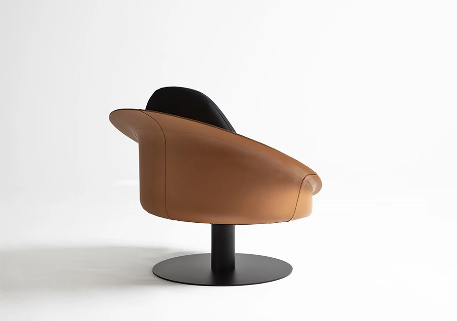 Poltrona giratória MIRAI com eestrutura em fibra de vidro revestida com couro remasterizado, base em metal pintado, almofada de encosto e assento em couro ou tecido - foto 3