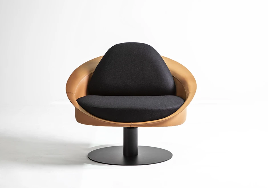 Poltrona giratória MIRAI com eestrutura em fibra de vidro revestida com couro remasterizado, base em metal pintado, almofada de encosto e assento em couro ou tecido - foto 1