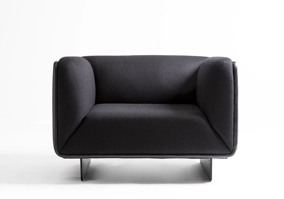 Poltrona design TENNO com base de metal e pintura acetinada ou em laminado de madeira, com assento e encosto estofados em tecido - foto 1