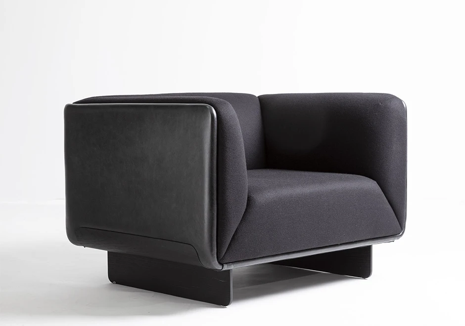 Poltrona design TENNO com base de metal e pintura acetinada ou em laminado de madeira, com assento e encosto estofados em tecido - foto 3