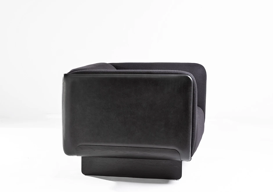 Poltrona design TENNO com base de metal e pintura acetinada ou em laminado de madeira, com assento e encosto estofados em tecido - foto 5