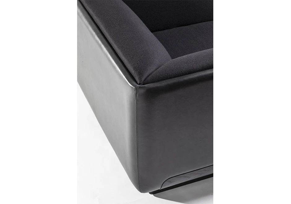 Poltrona design TENNO com base de metal e pintura acetinada ou em laminado de madeira, com assento e encosto estofados em tecido - foto 6