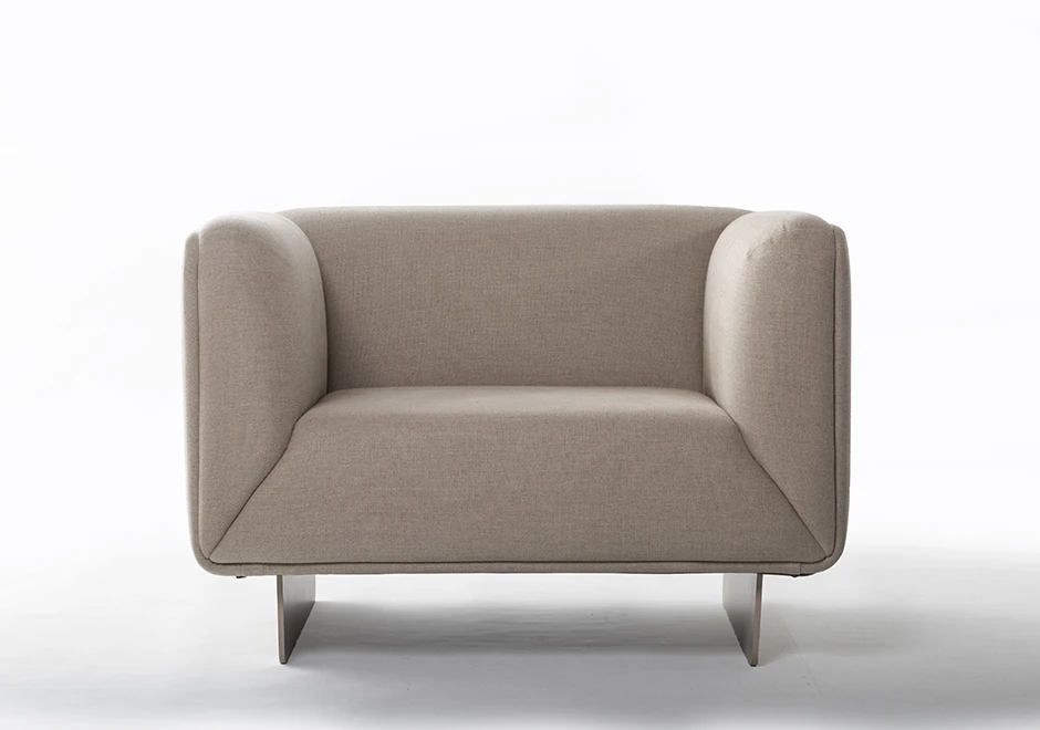 Poltrona design TENNO com base de metal e pintura acetinada ou em laminado de madeira, com assento e encosto estofados em tecido - foto 2