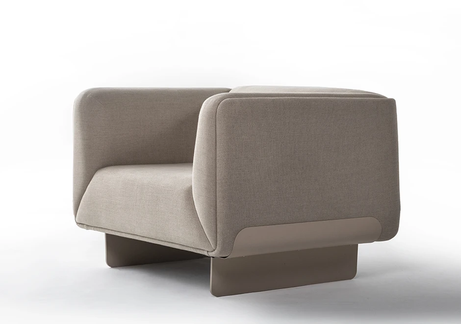 Poltrona design TENNO com base de metal e pintura acetinada ou em laminado de madeira, com assento e encosto estofados em tecido - foto 4