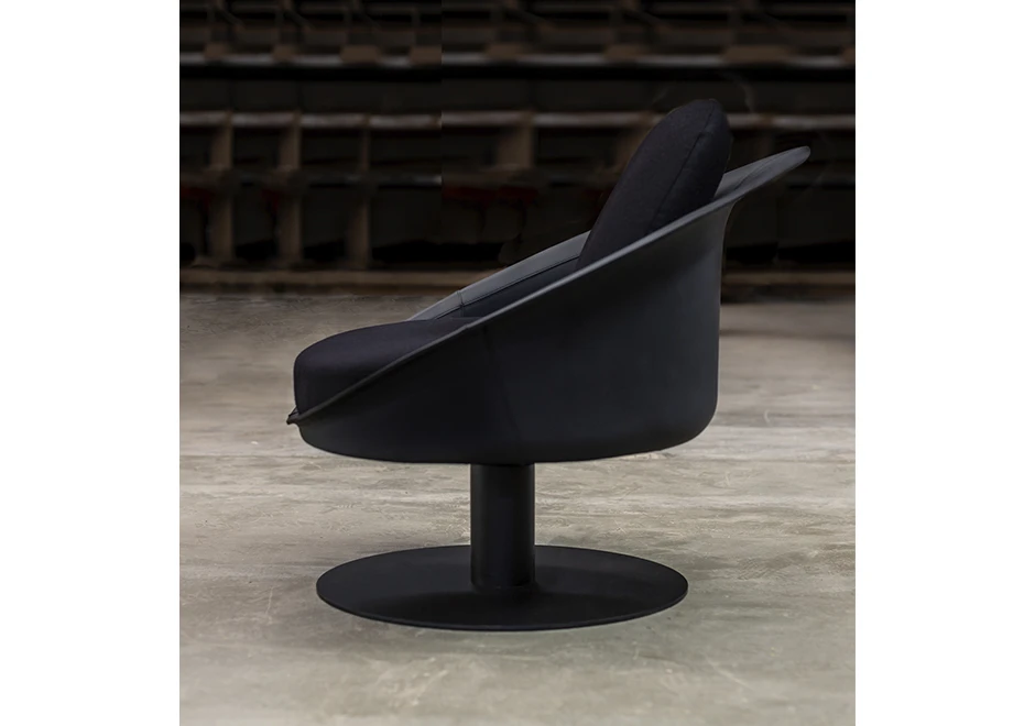 Poltrona giratória MIRAI com eestrutura em fibra de vidro revestida com couro remasterizado, base em metal pintado, almofada de encosto e assento em couro ou tecido - foto 4