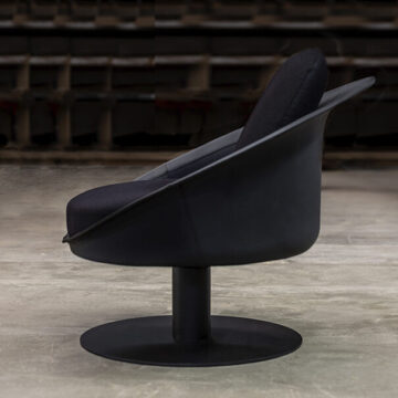 Poltrona giratória MIRAI com eestrutura em fibra de vidro revestida com couro remasterizado, base em metal pintado, almofada de encosto e assento em couro ou tecido - foto 4