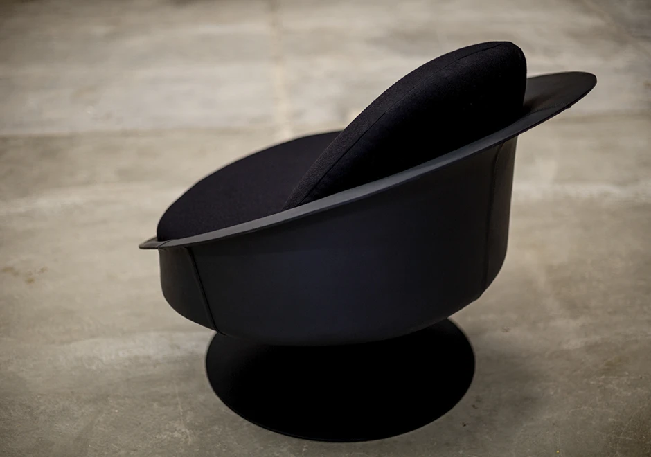 Poltrona giratória MIRAI com eestrutura em fibra de vidro revestida com couro remasterizado, base em metal pintado, almofada de encosto e assento em couro ou tecido - foto 5