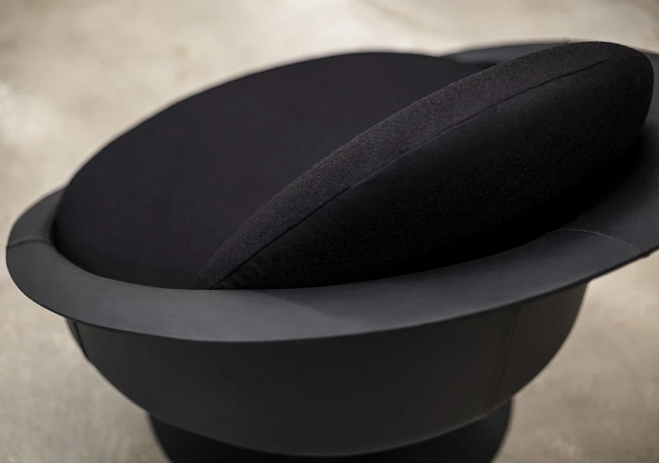 Poltrona giratória MIRAI com eestrutura em fibra de vidro revestida com couro remasterizado, base em metal pintado, almofada de encosto e assento em couro ou tecido - foto 6