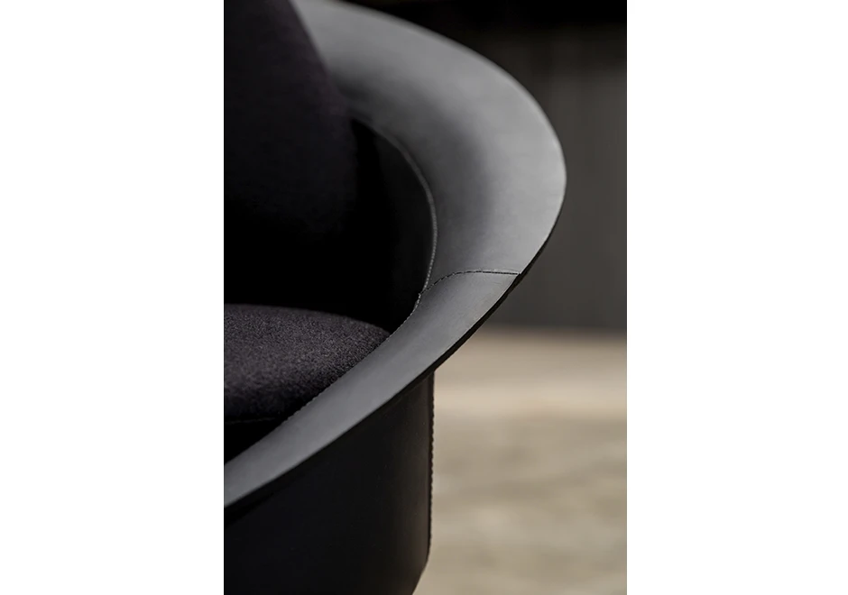 Poltrona giratória MIRAI com eestrutura em fibra de vidro revestida com couro remasterizado, base em metal pintado, almofada de encosto e assento em couro ou tecido - foto 7